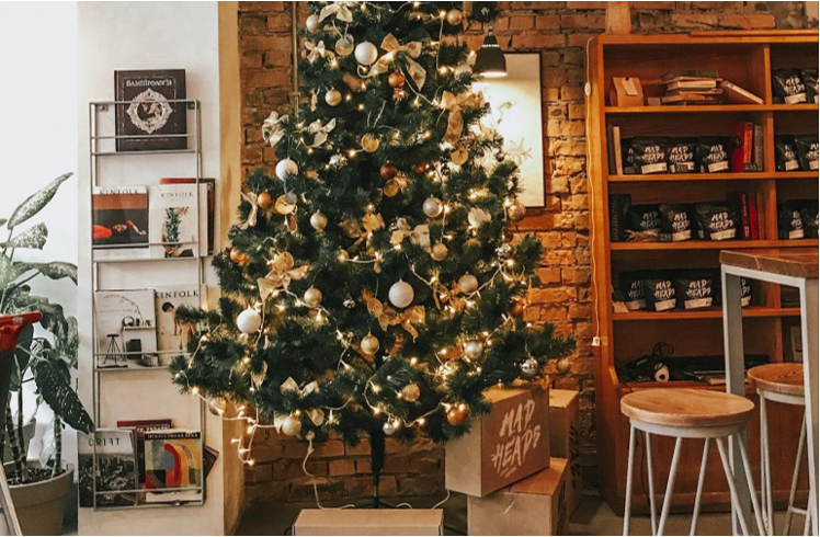 Why Choose Prelit Artificial Christmas Trees for the Season